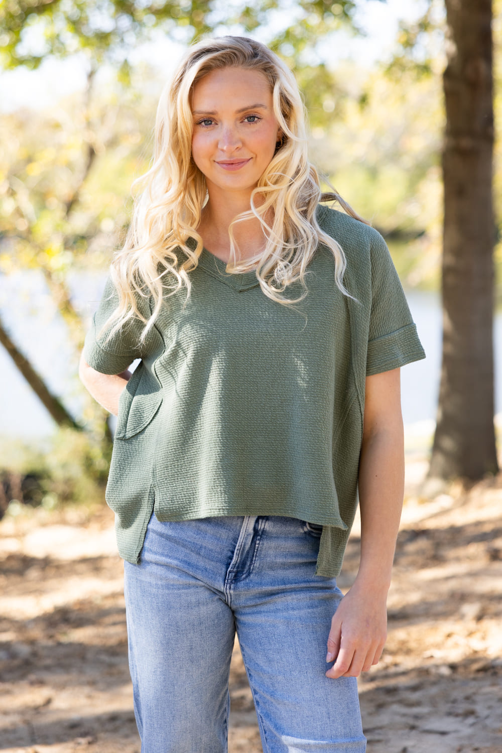 美品　[THE MOOD] V-NECK プルオーバー グリーン36 Textured V-Neck Seam Detailed Top for Women in Olive | 14400-OLV