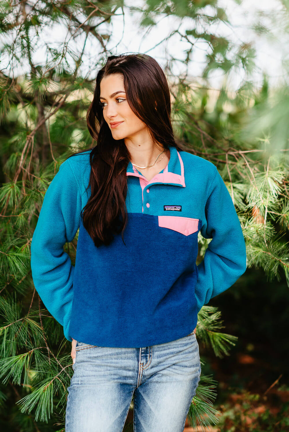 https://www.gliks.com/cdn/shop/files/001-LIfestyle-Patagonia-Lightweight-Synchilla-Quarter-Snap-Neck-Fleece-Pullover-for-Women-in-Blue-25455-LMBE-Casey-Throne_1400x1400.jpg?v=1694546828