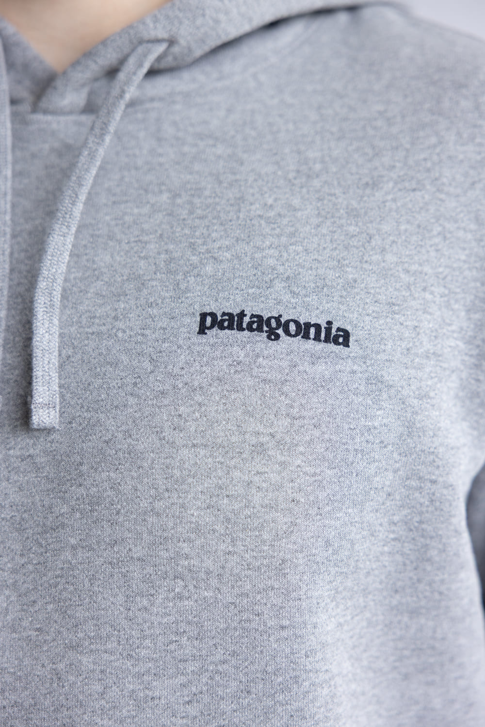 Patagonia Men’s Fitz Roy Icon Uprisal Hoodie in Gravel Heather 