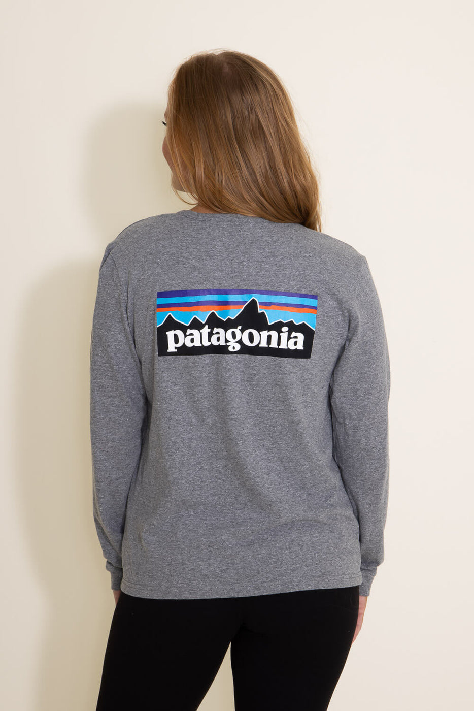Sleeve in Patagonia Women\'s Long Responsibili-Tee Heather Logo – P-6 Gre Glik\'s