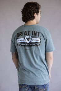 Ariat Banner Badge T-Shirt for Men in Ice Berg