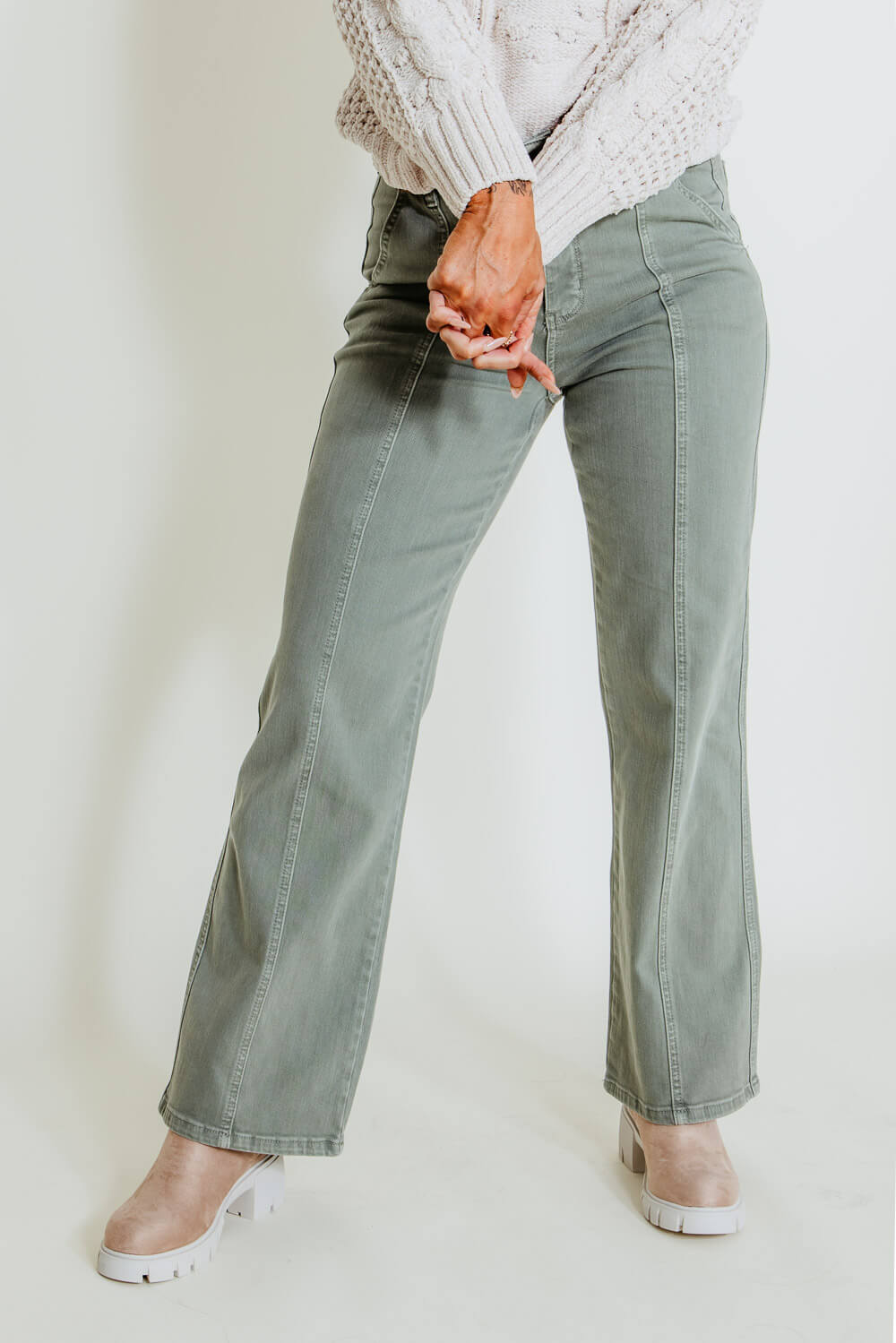 https://www.gliks.com/cdn/shop/files/004-Lifestyle-Judy-Blue-High-Rise-Dyed-Front-Seam-Straight-Jeans-for-Women-in-Sage-88688-C-SAGE-Monica-Parker-Johnson.jpg?v=1692811363