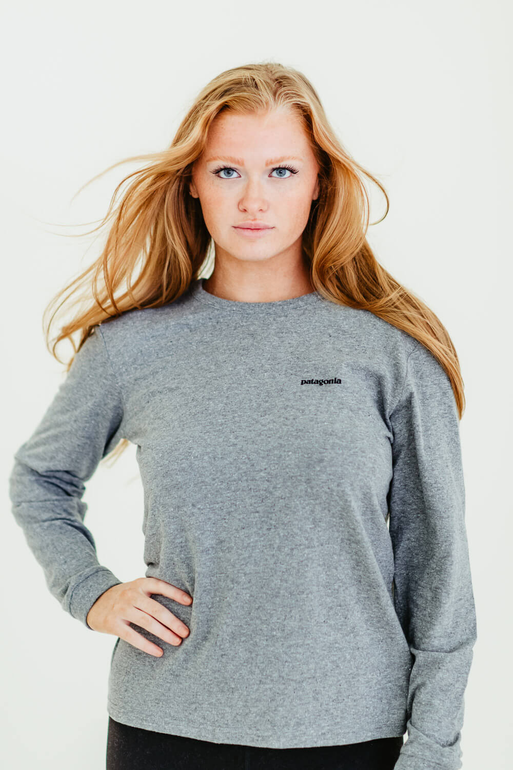 Patagonia Women's Long Sleeve P-6 Logo Responsibili-Tee in Heather Gre –  Glik's