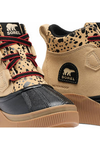close-up of the shoe’s black toe cap, red patterned laces, and printed upper.