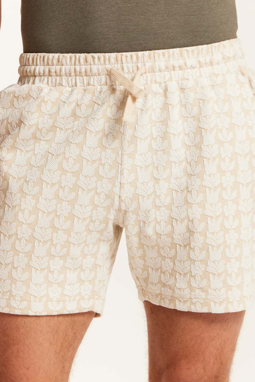 【CREAM】Easy Shorts Cut Jacquard Weatherproof Vintage Floral Jacquard Knit Shorts for Men in Cream