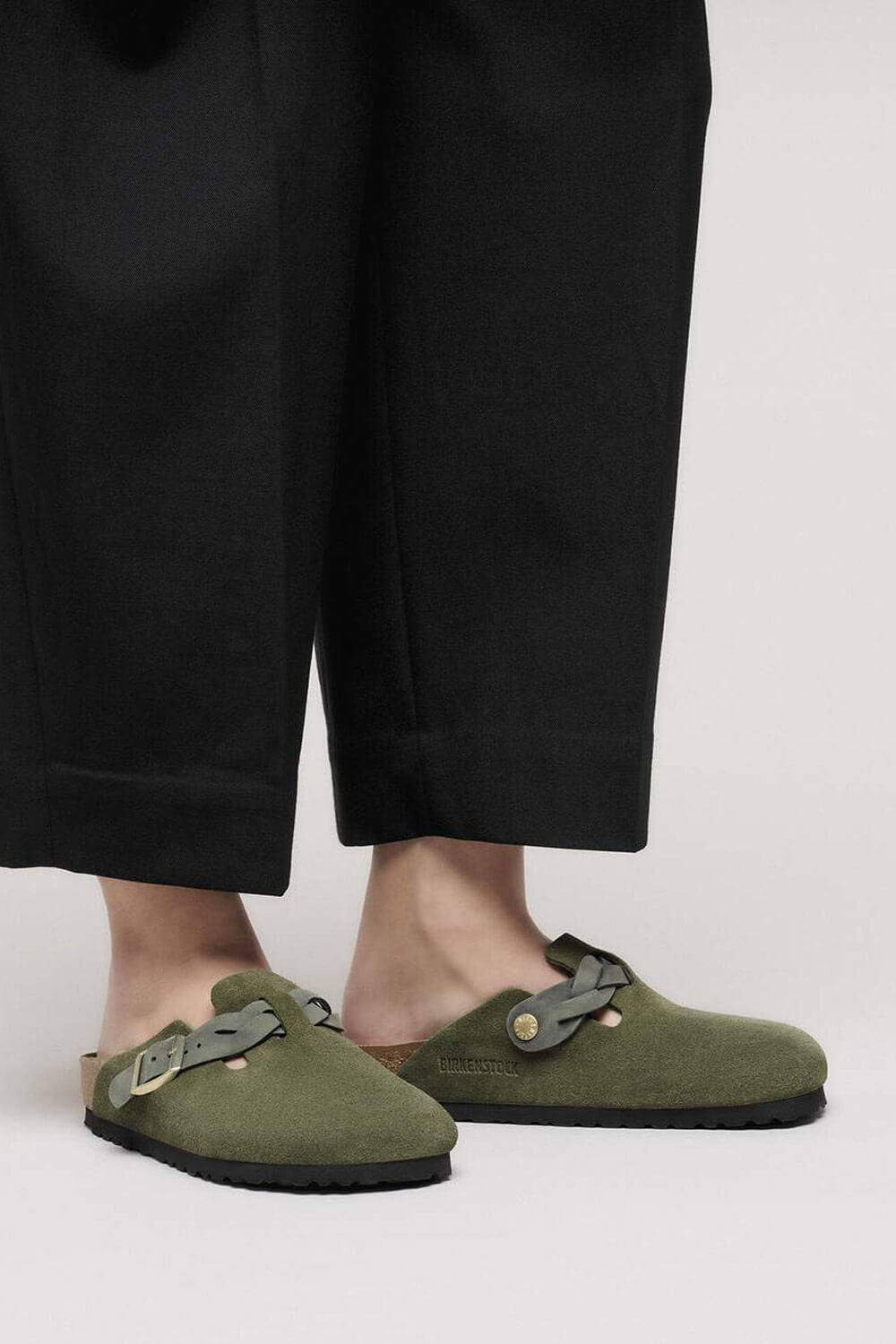 (取寄) ビルケンシュトック レディース ボストン ブレイド スエード ナロー クロッグ - ウィメンズ Birkenstock women Boston Braid Suede Narrow Clog - Women's Thyme Suede Birkenstock Boston Braided Suede Leather Clogs for Women in Thyme