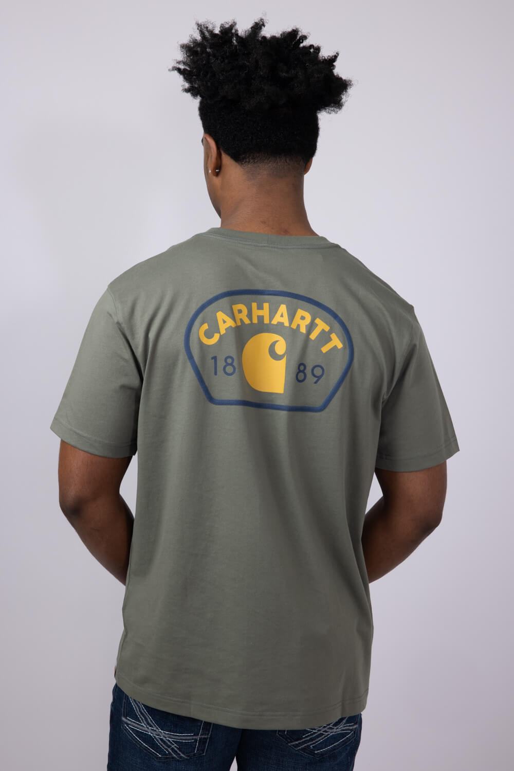 ◆CARHARTT◆1889 グラフィック Tシャツ Carhartt 1889 Graphic T-Shirt for Men in Olive | 106769-D0V