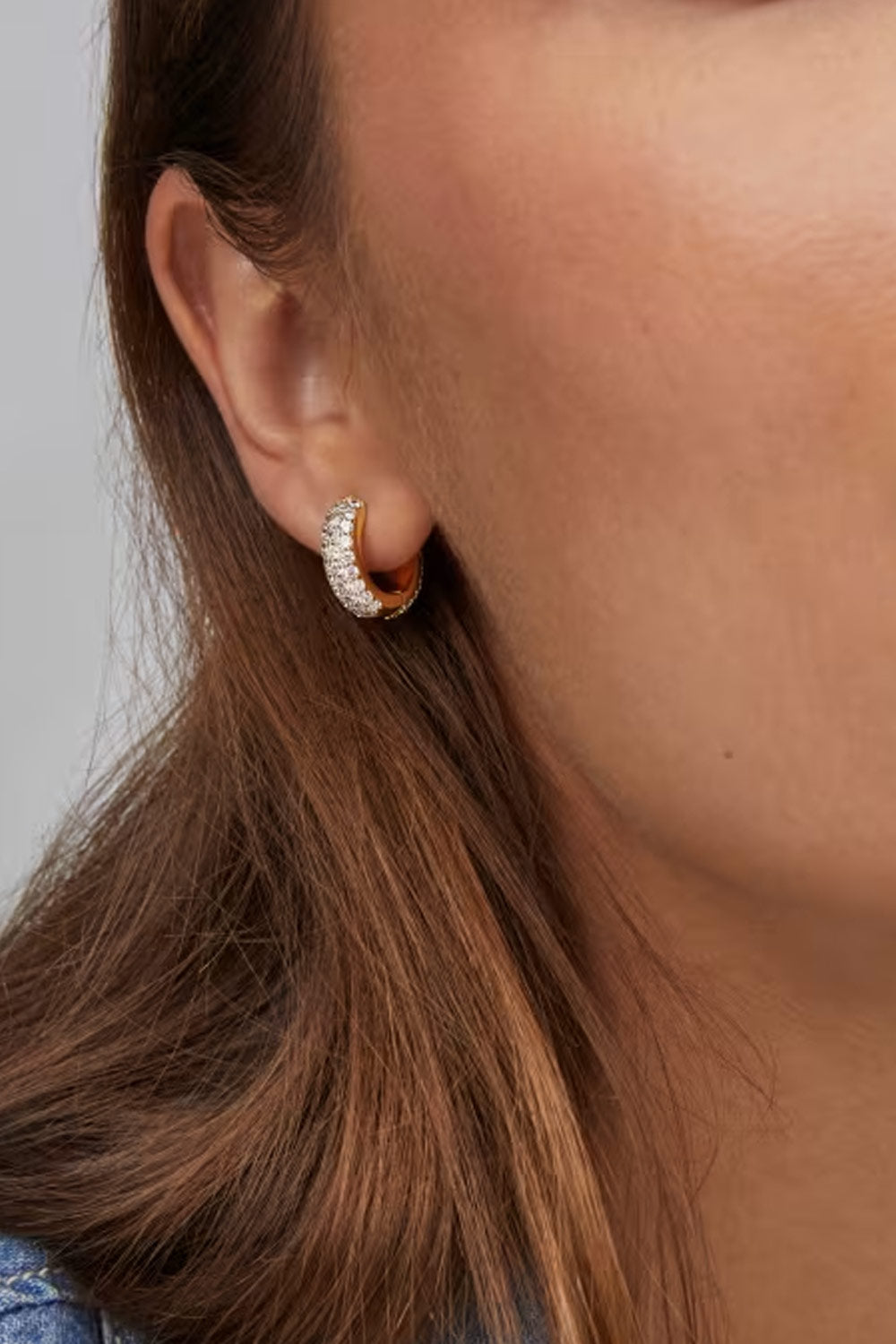 Kendra Scott Mikki Pave Huggie Earrings in Gold 