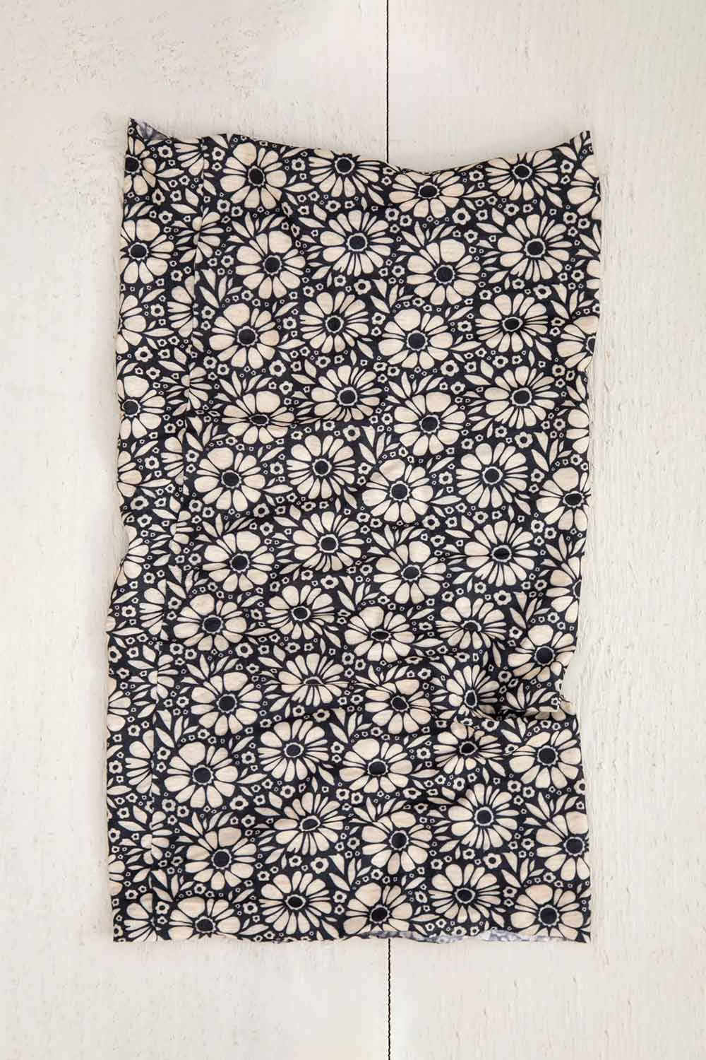 Natural Life Full Boho Bandeau Headband in Black/White Daisies